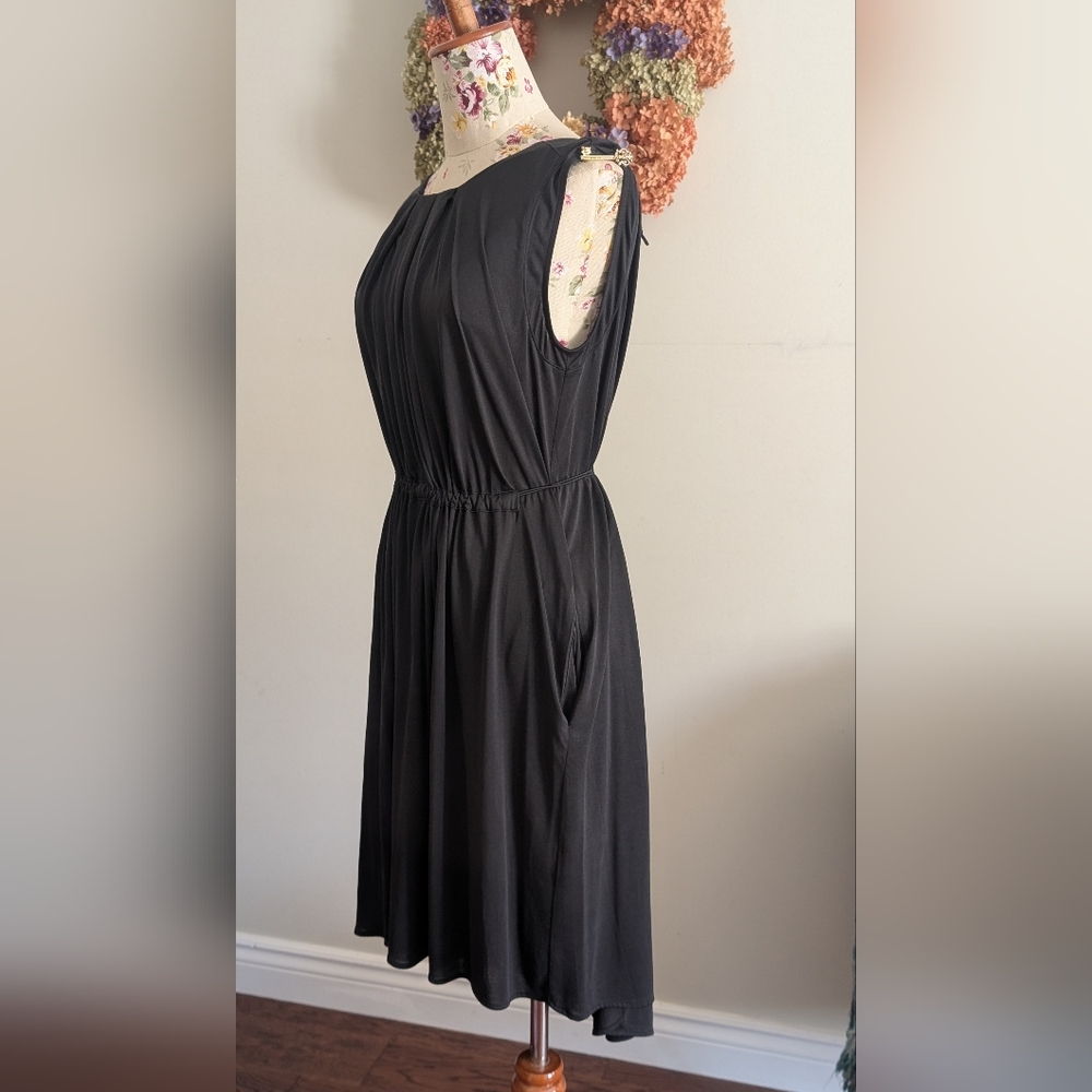 Geovedi Elegant Black Sleeveless‎ Dress - Picture 2 of 12